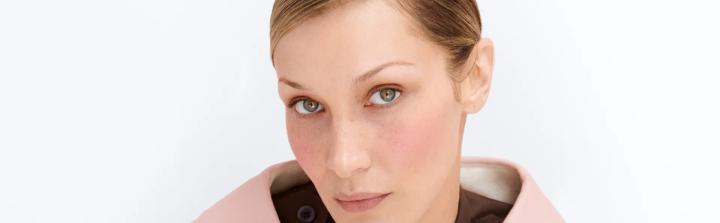 Bella Hadid pierwszą globalną ambasadorką Prada Beauty. Promuje nowy róż Prada Touch